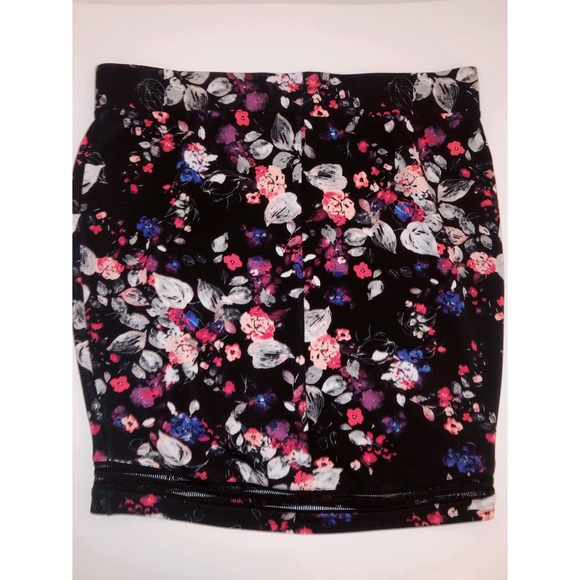 Torrid Black floral fold over skirt - Picture 4 of 5